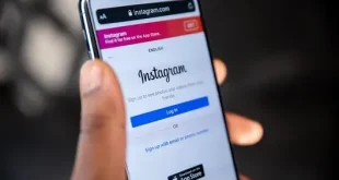 Instagram Instants feature interface showing how to send unedited disappearing photos to close friends
