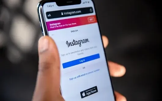 Instagram Instants feature interface showing how to send unedited disappearing photos to close friends