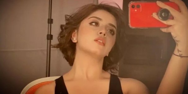 Alizeh Shah flying kiss video
